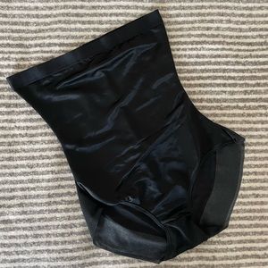 EUC SKIMS HIGH WAISTED BRIEF SIZE M